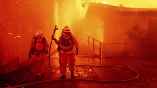 Oheň sa šíri nebezpečne rýchlo, nariadili evakuáciu 13-tisíc ľudí