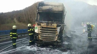 Kamión po zrážke zachvátili plamene, vodič auta neprežil