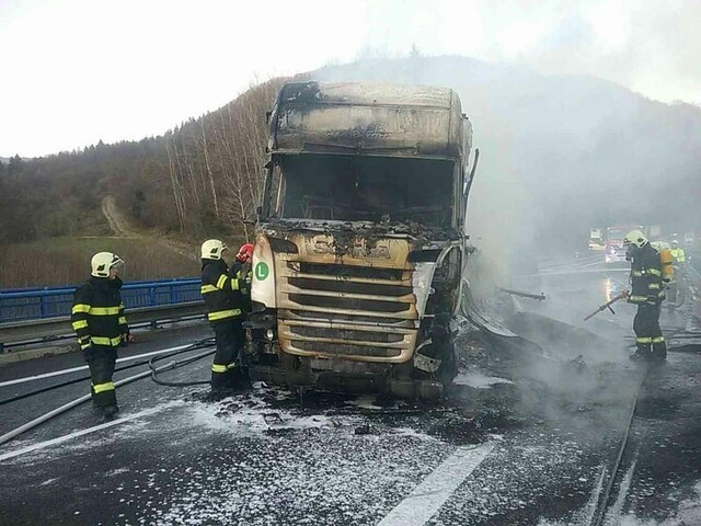 Kamión po zrážke zachvátili plamene, vodič auta neprežil