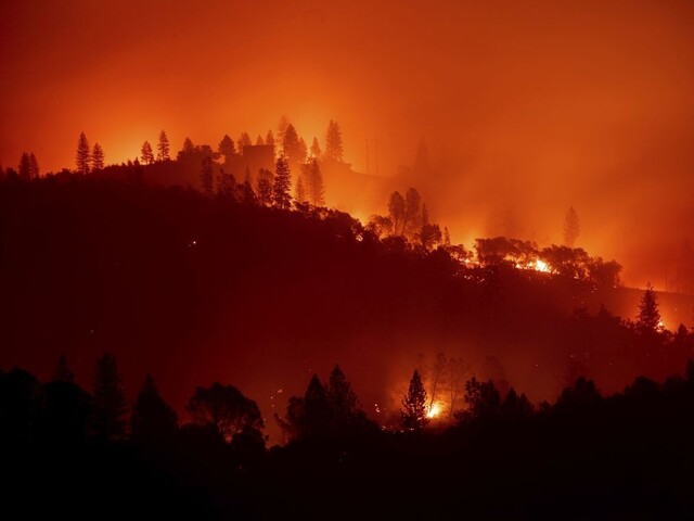 Kalifornia bojuje s tretím najhorším požiarom v histórii