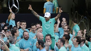 Hamilton vďaka triumfu na VC Brazílie zabezpečil titul Mercedesu