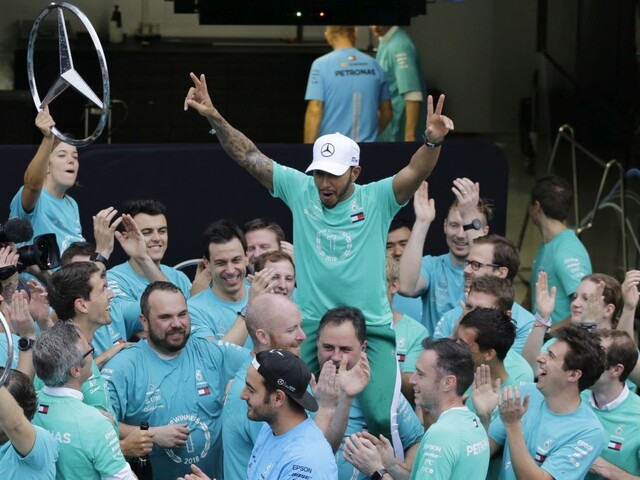 Hamilton vďaka triumfu na VC Brazílie zabezpečil titul Mercedesu