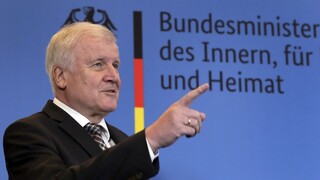 Po Merkelovej chce v Nemecku skončiť aj minister vnútra a šéf CSU