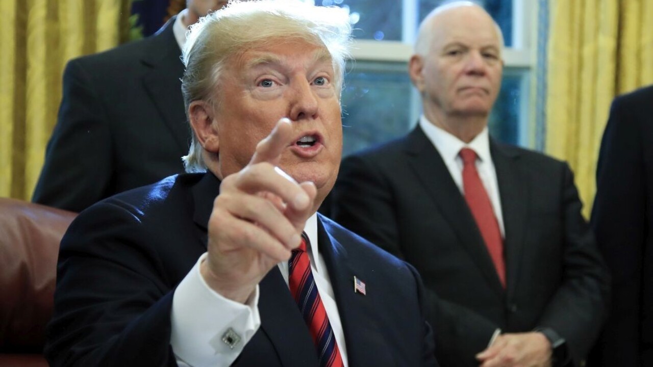 Trump sa obul do Macrona, kritizoval aj zámer vytvoriť armádu EÚ