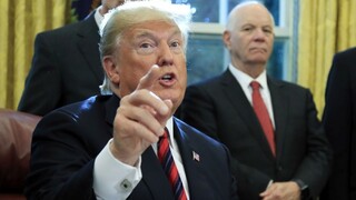 Trump sa obul do Macrona, kritizoval aj zámer vytvoriť armádu EÚ