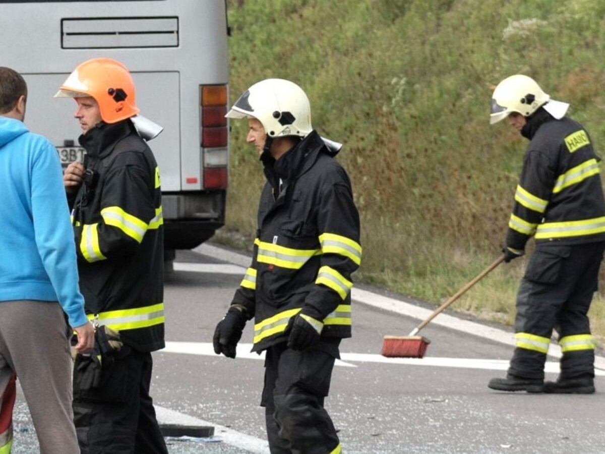 Na R1 v noci zhorel autobus, rýchlostnú cestu uzatvorili