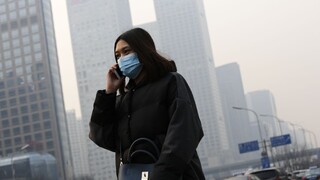 V Pekingu vydali žltú výstrahu, varuje pred silným znečistením