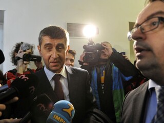 Premiérska stolička pod Babišom sa trasie. Syn tvrdí, že klame