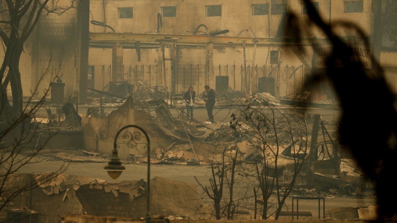 V spálenej Kalifornii hľadajú vyše 600 ľudí, mŕtvych pribúda