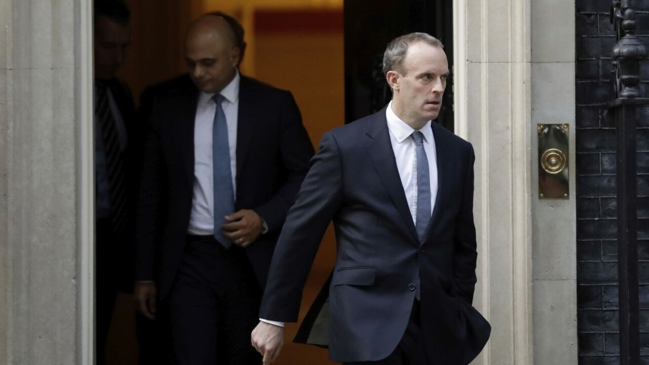 Briti majú nového ministra pre brexit, vo funkcii nahradil Raaba