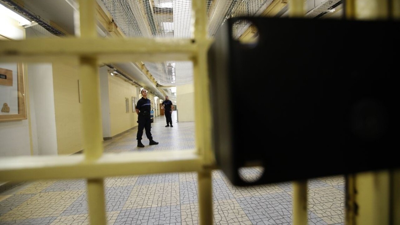 Obaja odsúdení exministri si už odpykávajú dlhoročné tresty