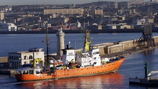 Loď s vyše dvoma stovkami migrantov zakotvila vo francúzskom Toulone, Taliansko ju odmietlo