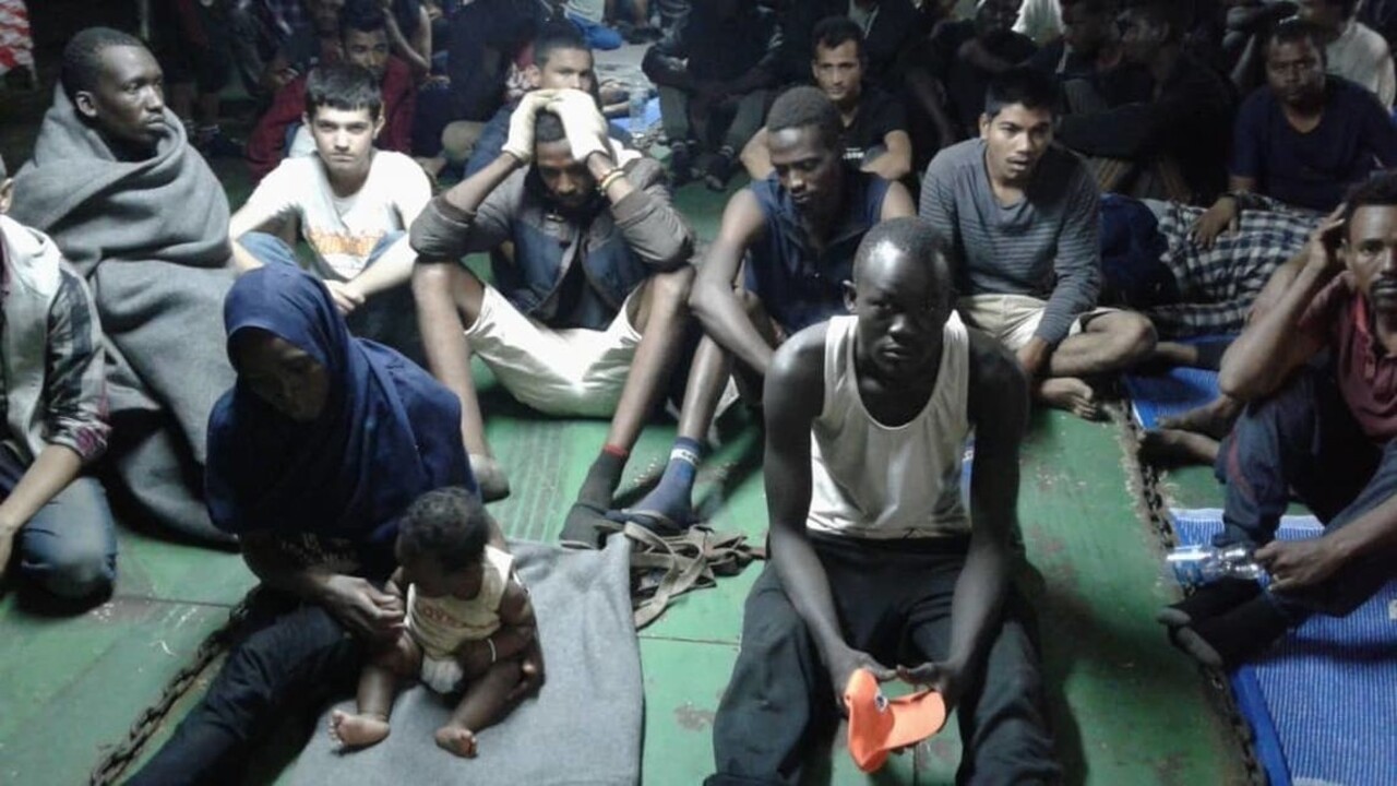 Migrantov donútili opustiť loď, použili násilie a slzný plyn