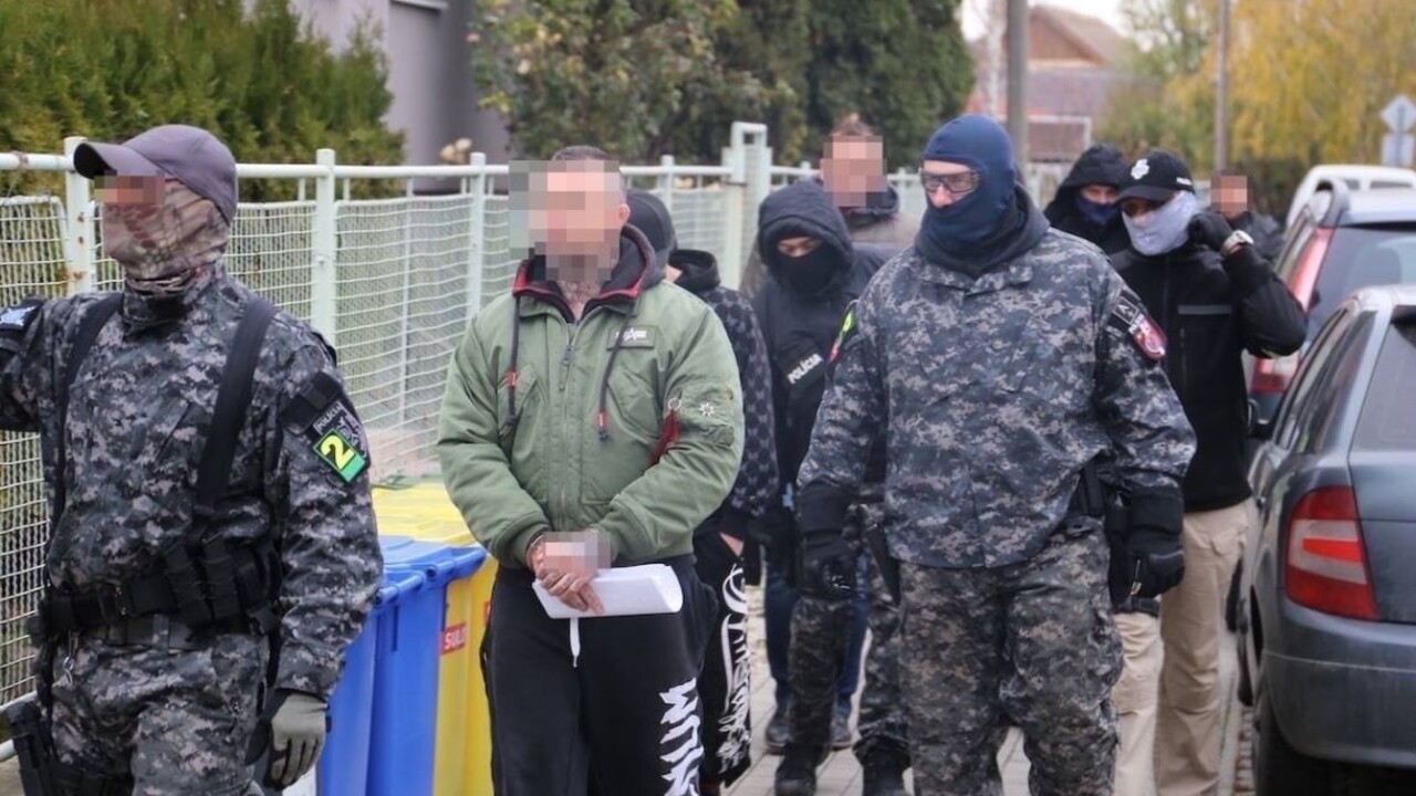 Polícia udrela proti Hornozemským bojovníkom. Obvinila 15 ľudí