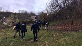 Dievča nútili spať s desiatimi mužmi denne, bili ju a oblievali