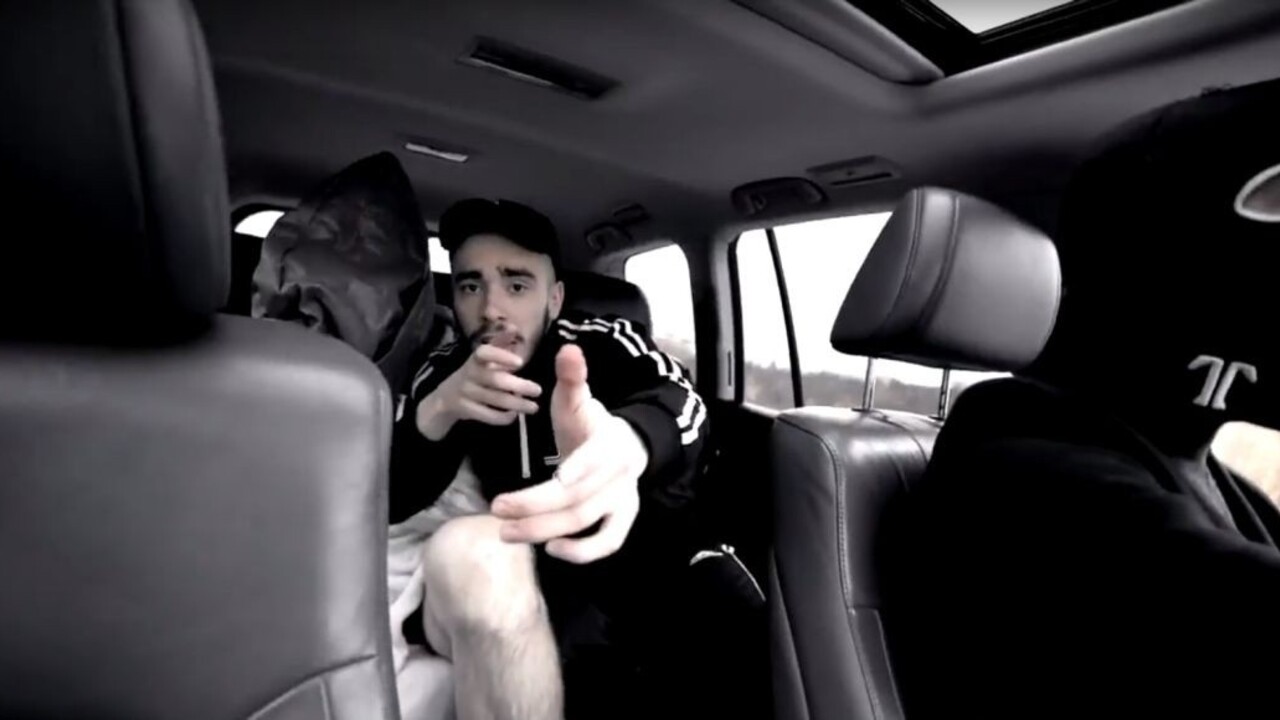 Známy raper pôjde za mreže, koncertoval na kapote auta