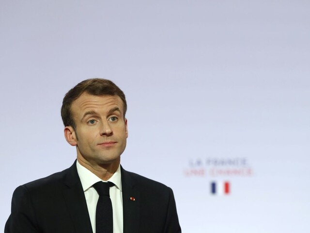 Macronovi klesajú preferencie, ľud protestuje proti rastúcim cenám palív