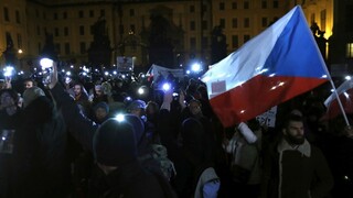 Babiš ustál hlasovanie o nedôvere, Česi demonštrovali