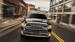 Vyskúšali sme si amerického obra Dodge RAM, ale aj systém predchádzajúci zabúdaniu detí v aute
