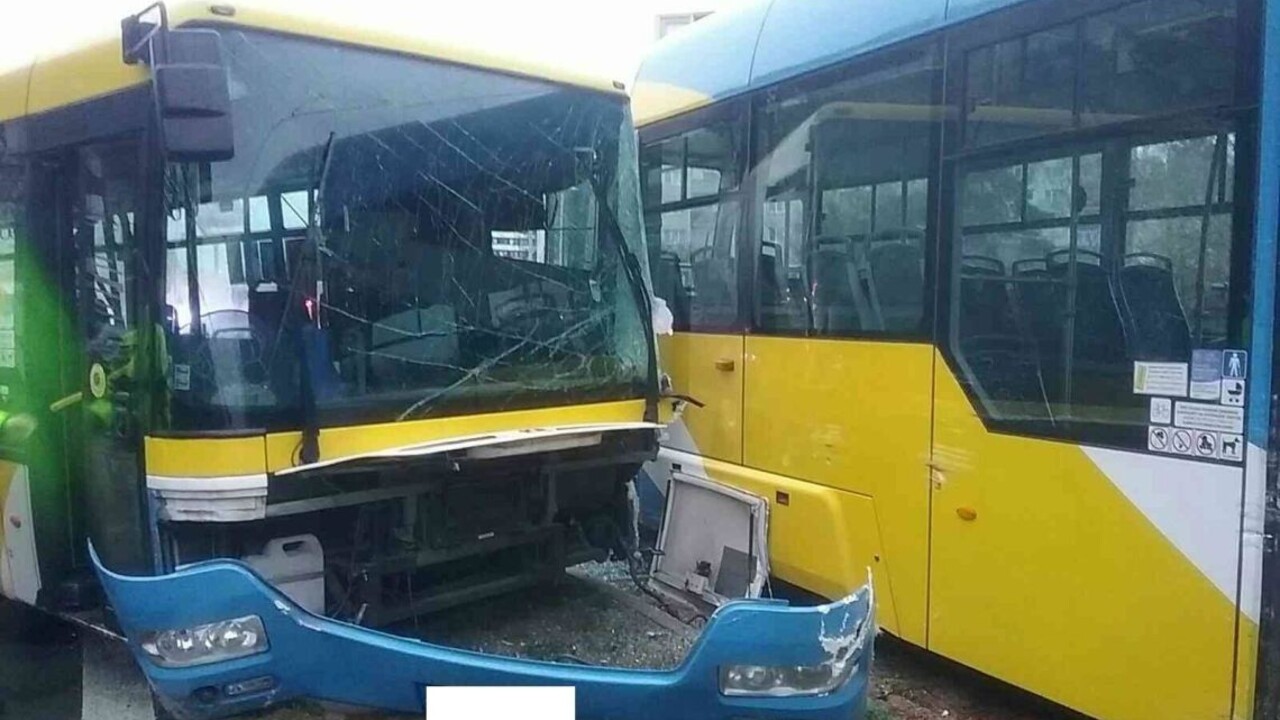 Na východe sa zrazil autobus s električkou, na mieste zasiahli hasiči