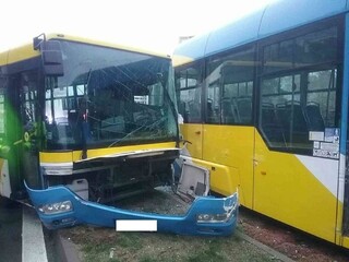 Na východe sa zrazil autobus s električkou, na mieste zasiahli hasiči