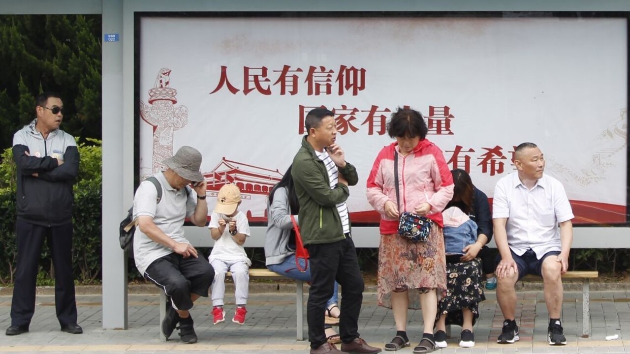 Auto vyšlo na chodník a zabíjalo ľudí na autobusovej zastávke