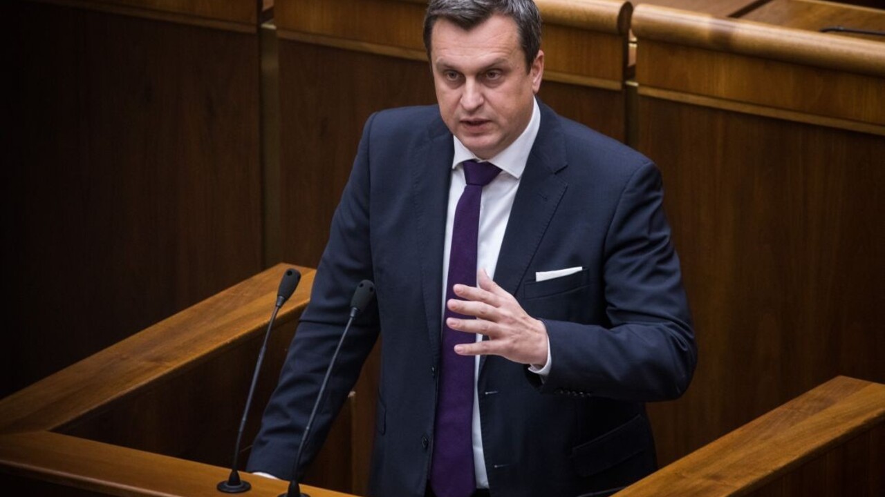 SNS presviedča Danka, aby kandidoval. On si želá druhého Zemana