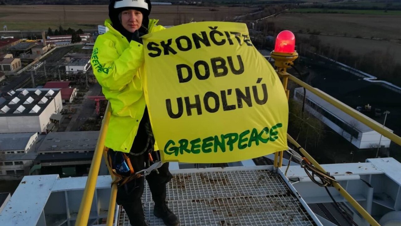 Na vežu v Novákoch vyliezli enviroaktivisti. Zámer im zhatil vietor