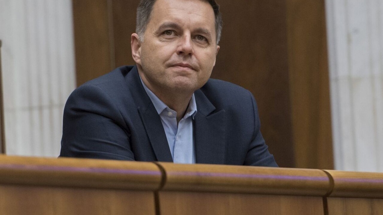 Vláda príde o ministra financií, je oficiálnym kandidátom na guvernéra