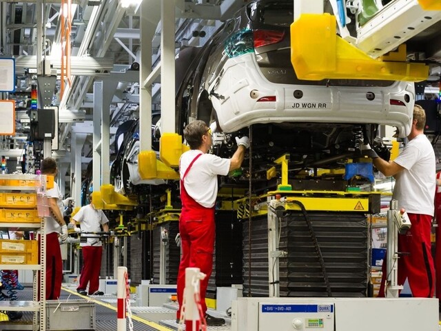Brexit bez dohody by poškodil automobilky, hrozí prepúšťanie