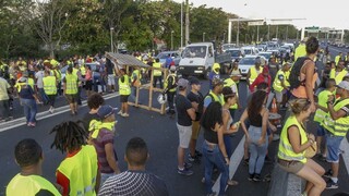 Situácia na ostrove je kritická, demonštranti zablokovali cesty