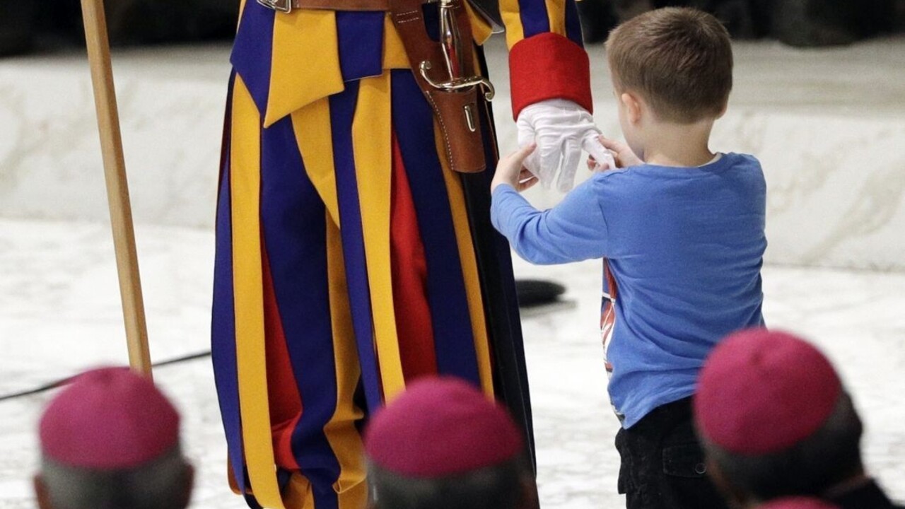 Nemý autistický chlapec sa vytrhol matke a ušiel k pápežovi