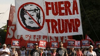 Preč s Trumpom, kričali ľudia v uliciach. Nepáči sa im ani G20