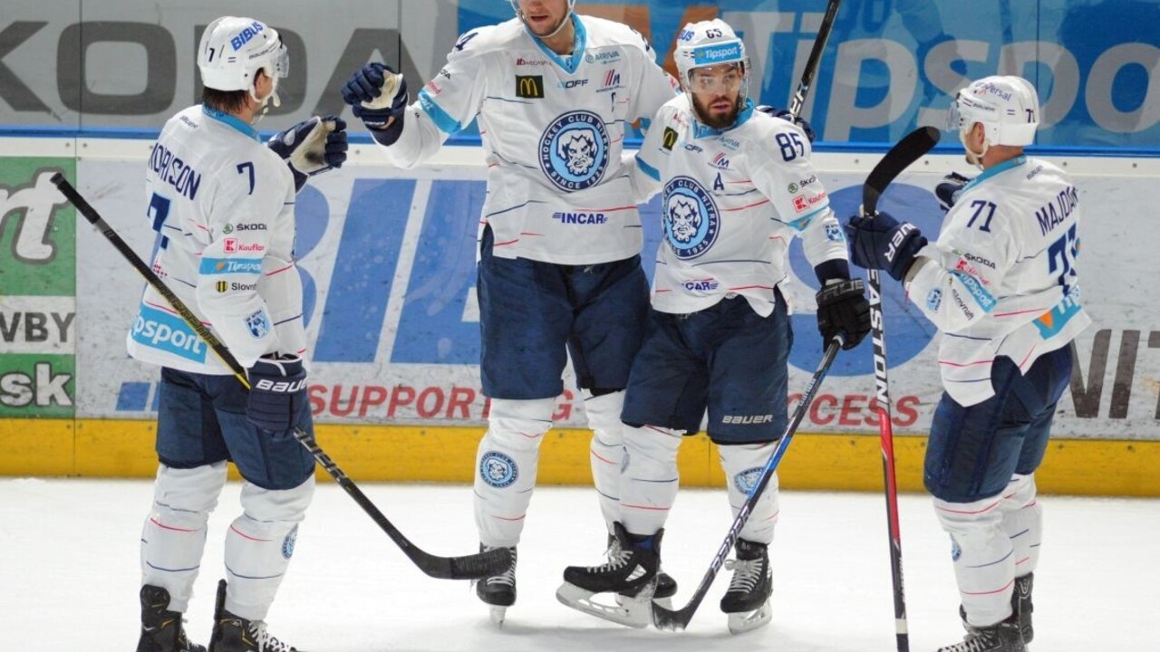 Fanúšikovi udelili doživotný zákaz, na ľad Nitry hodil delobuch