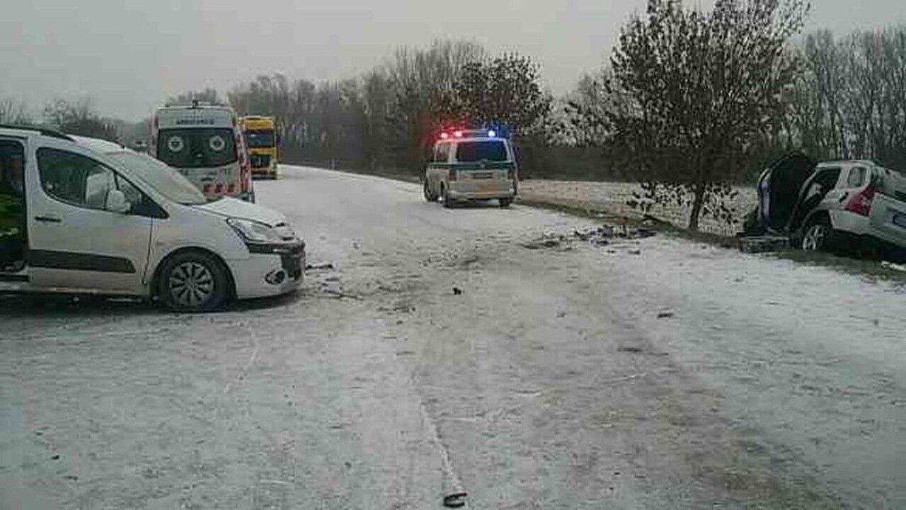 Autá havarovali na zasneženej ceste, polícia odklonila premávku