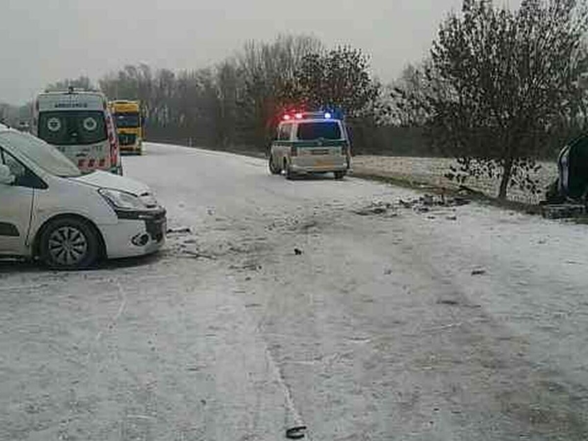 Autá havarovali na zasneženej ceste, polícia odklonila premávku
