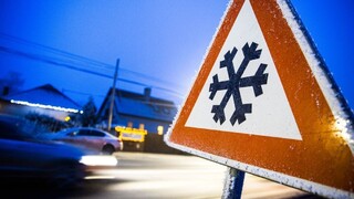 Cestári upozorňujú na poľadovicu i sneh. Ktoré úseky sú kritické?