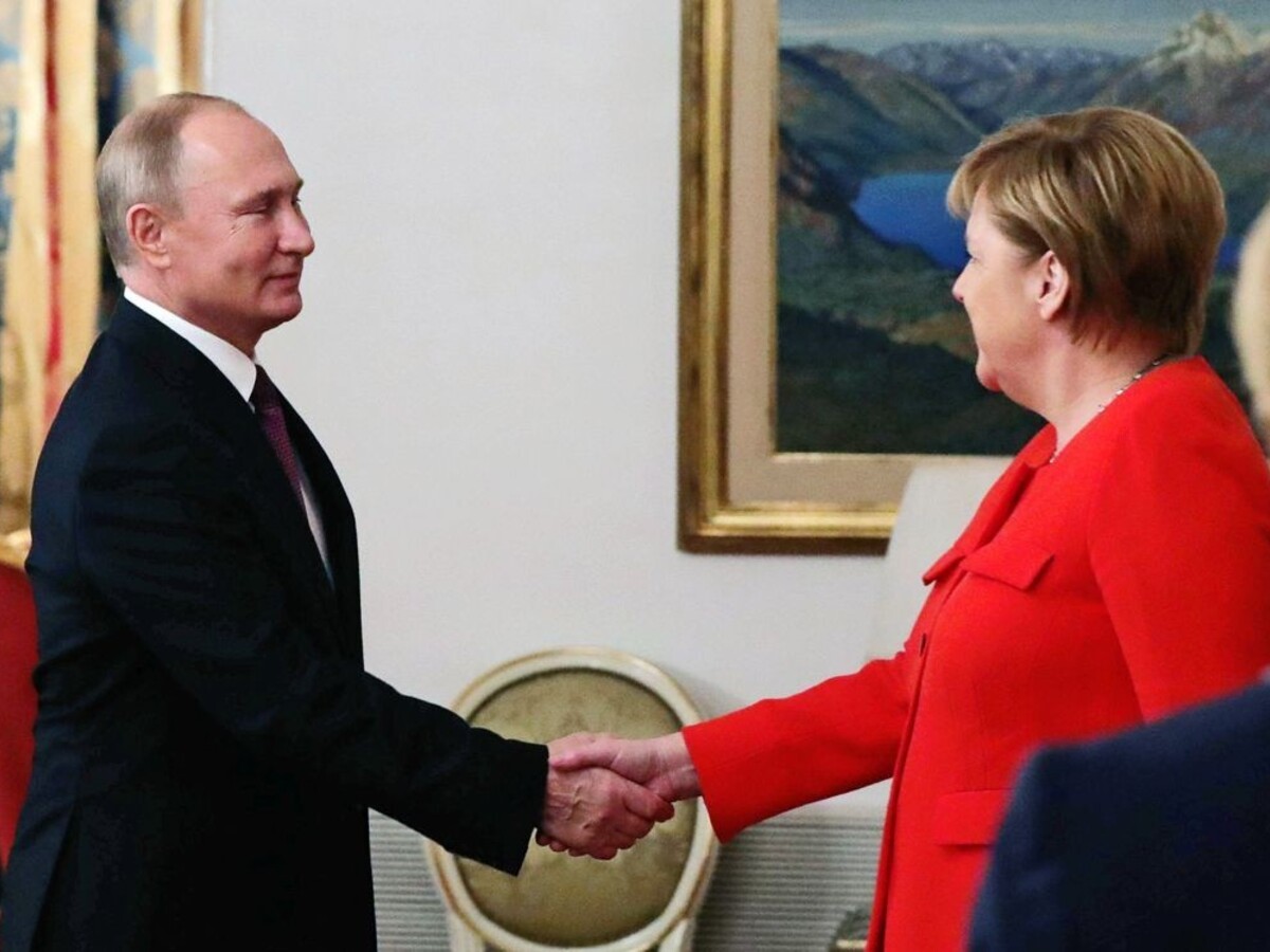 O kríze na Ukrajine treba rokovať, Merkelová sa stretla s Putinom