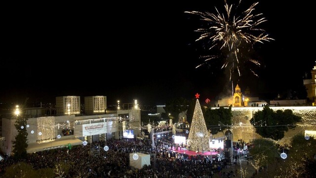 Tisícky ľudí a ohňostroj. V Betleheme rozsvietili vianočný stromček