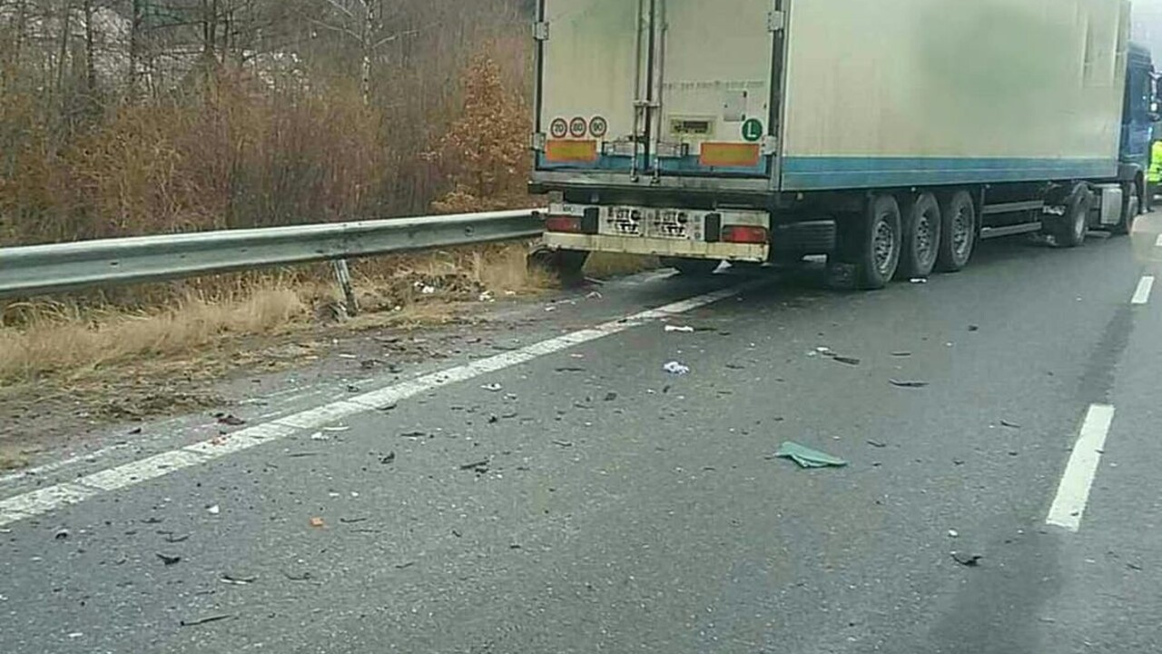 Zrazili sa kamión s dodávkou. Nehoda skončila tragicky