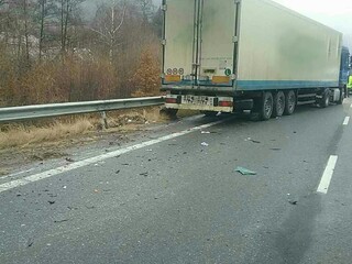 Zrazili sa kamión s dodávkou. Nehoda skončila tragicky