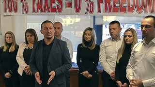 Zabarikádovali sa v parlamente, poslanci Kosova nechcú nové clá