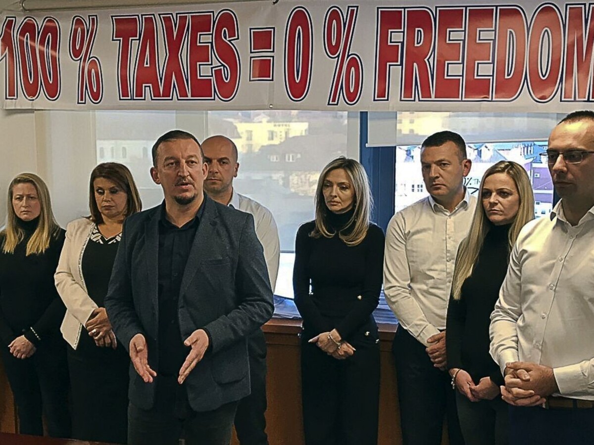 Zabarikádovali sa v parlamente, poslanci Kosova nechcú nové clá