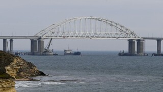 Ukrajina povoláva zálohy, Rusi obvinili zajatých námorníkov