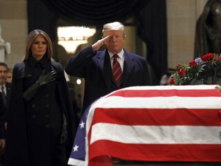 Trump sa prišiel rozlúčiť s Bushom, pri rakve zasalutoval
