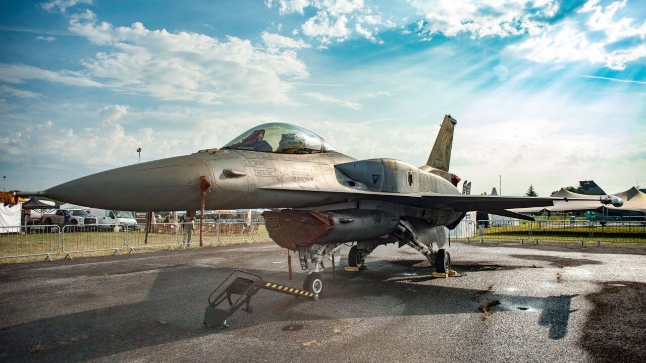 Premiér nemá problém s obstaraním F-16. Čo vytýkal rezortu?