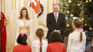 Prezident privítal deti z detských domovov, rozsvietili stromček aj palác
