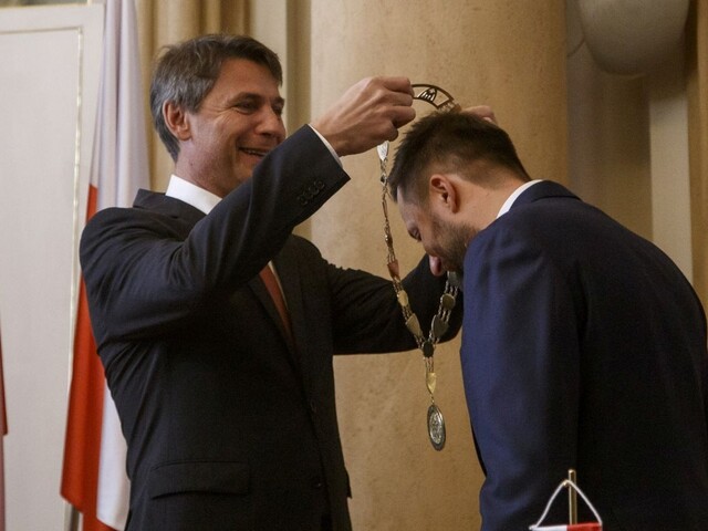 Fotogaléria: Vallo prevzal Bratislavu, spolu s poslancami zložil sľub