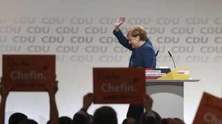 Emotívna rozlúčka a boj o moc, kto nahradí Merkelovú?