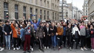 Protesty v Paríži sa zvrhávajú, video zo zatýkania vyvolalo rozruch
